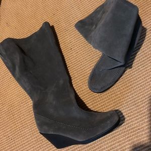 Aerosoles size 8 zip suede boots